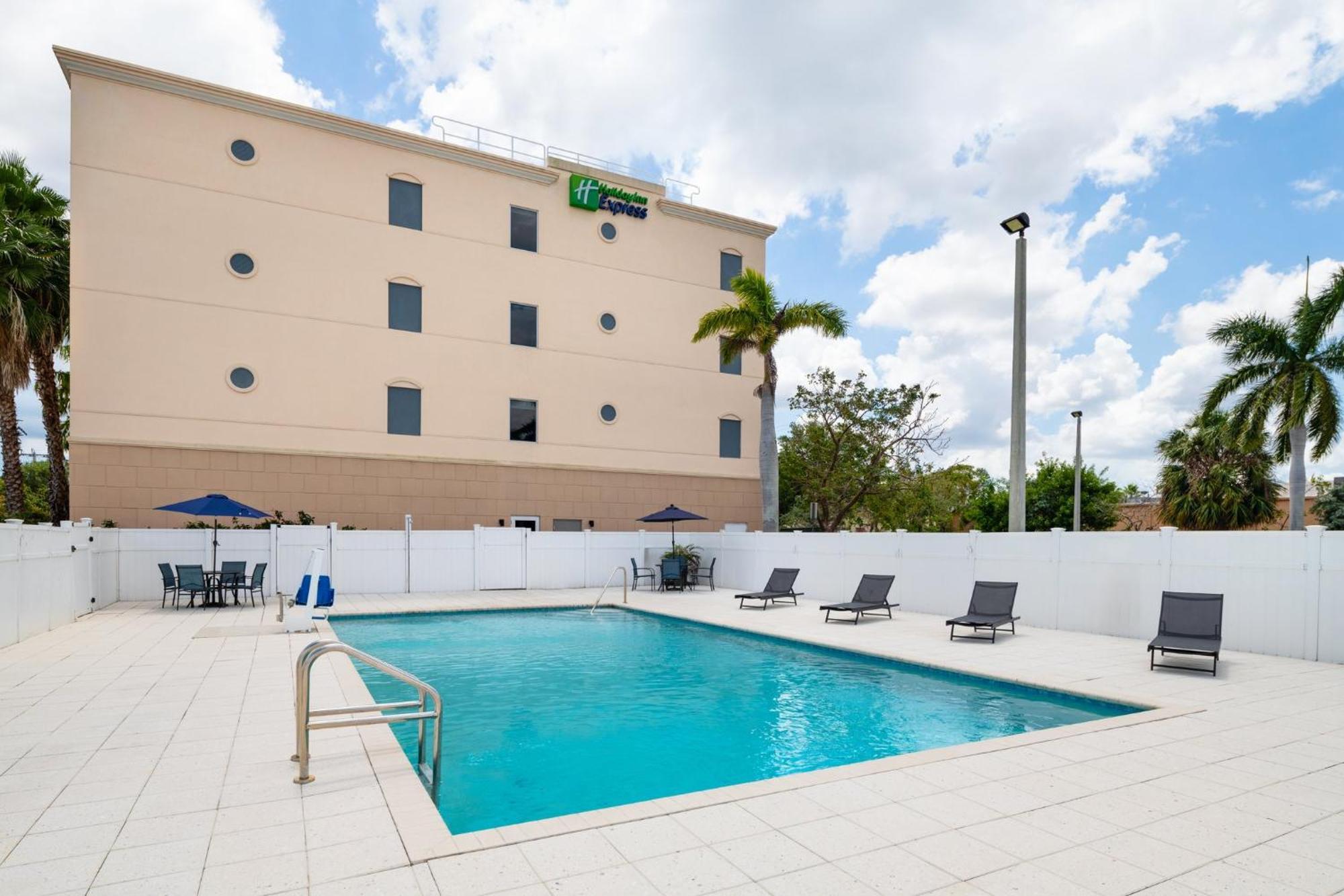 Holiday Inn Express & Suites Boynton Beach West By Ihg Eksteriør bilde